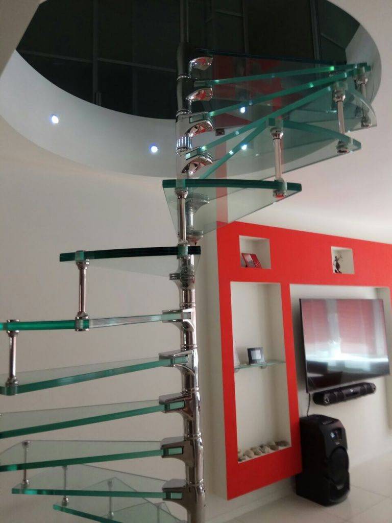 Винтовая стеклянная лестница Детали Конструкций